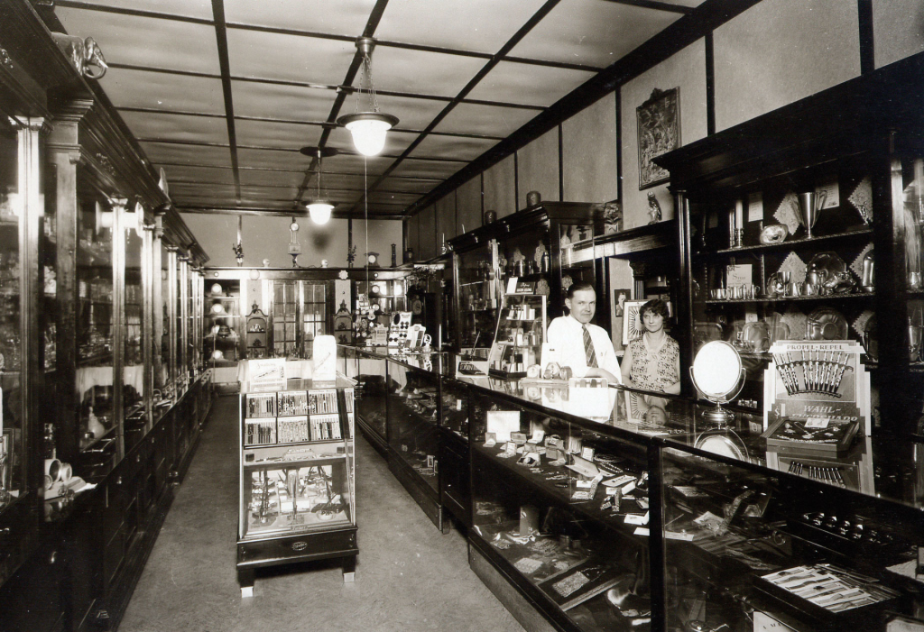 dclv08i01-art-scene1-draeb-jewelers-1935
